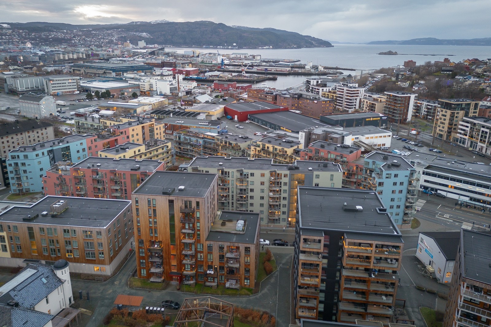 Samtidig som man bor sentrumsnært er det også kort avstand til Ladestien med tursti, bademuligheter og flott grøntområder. Galleribilde