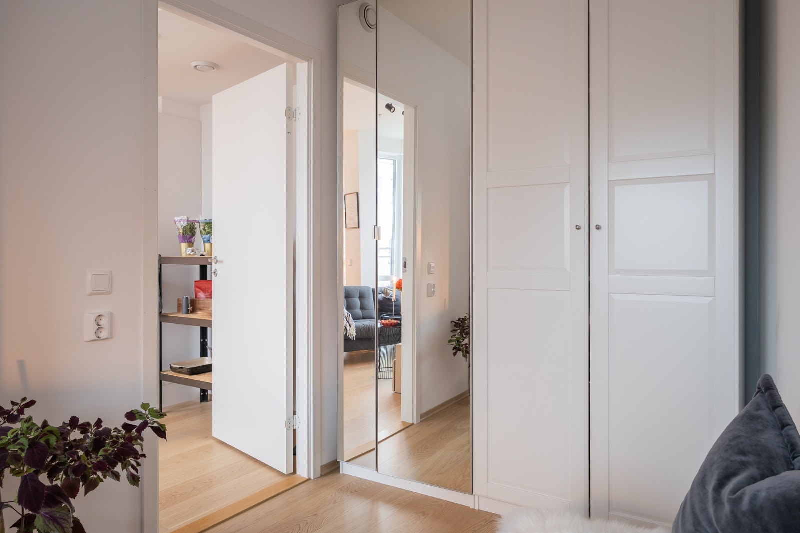 Garderobeskap på soverommet følger med i handelen. Galleribilde