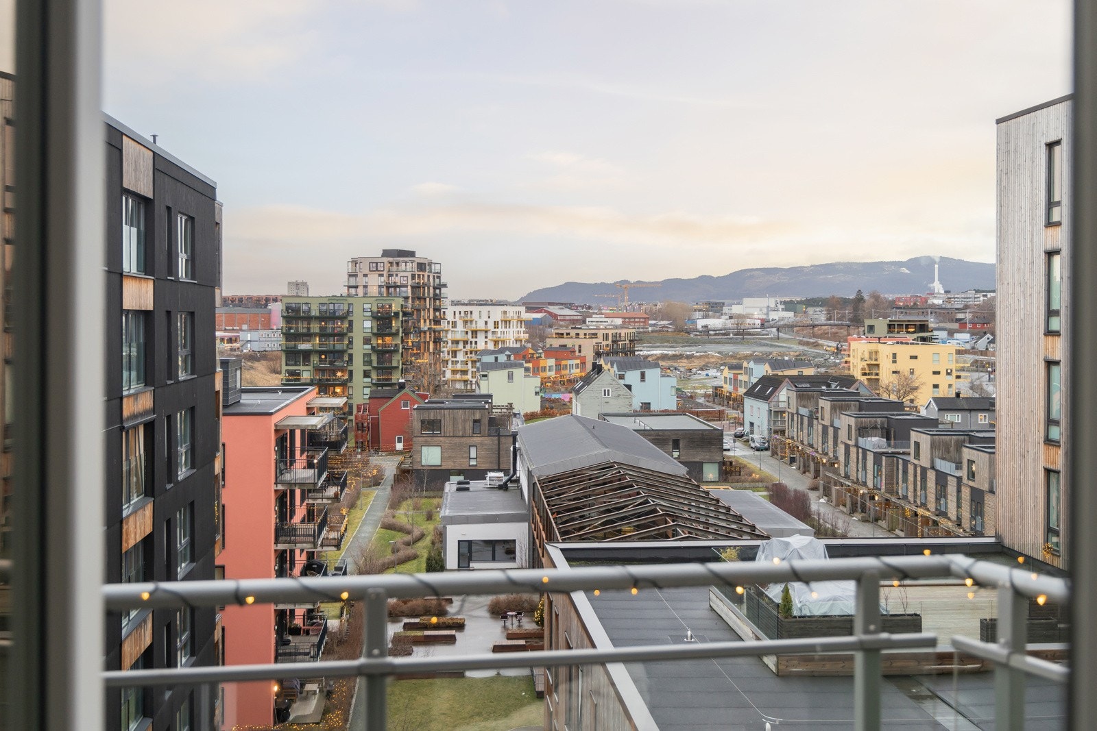 Leiligheten ligger i byggets 7.etasje og nytter flott utsikt fra stue, kjøkken og begge soverommene. Galleribilde