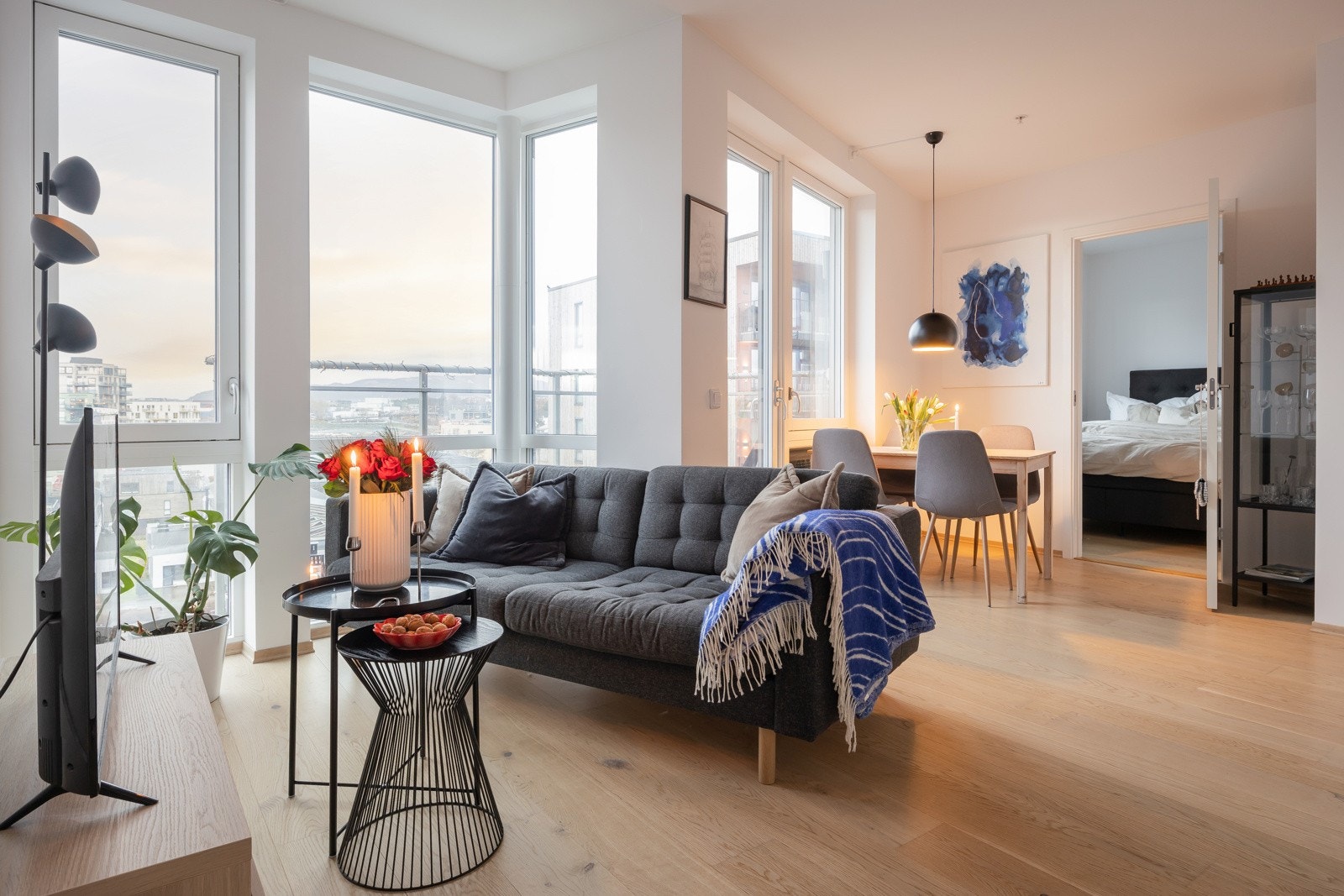 Boligen holder en lekker nybyggstandard fra 2021 hvor det er valgt stilsikre og gode materialer. Galleribilde