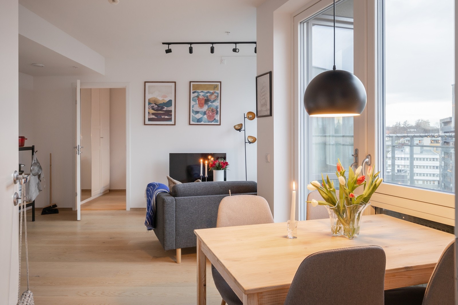 Stue/kjøkken ligger i åpen løsning på romslige 21 kvm. Galleribilde