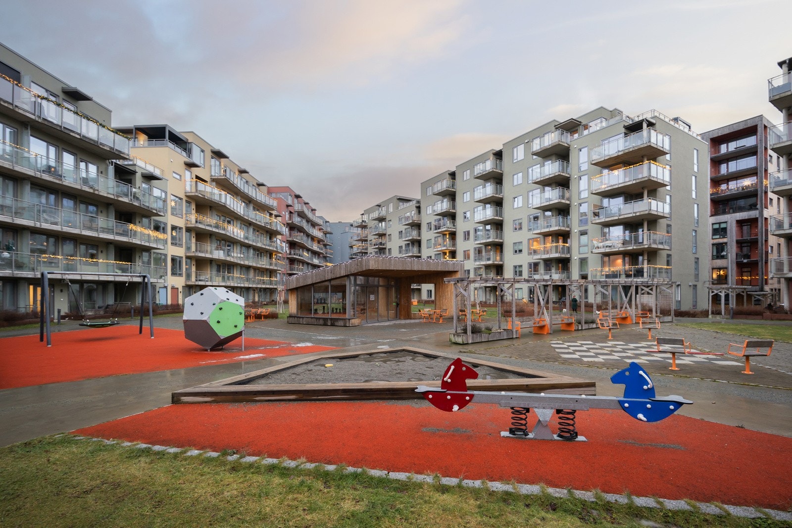 Triangelet byr på trivelige fellesarealer med benker og lekeapparater. Galleribilde