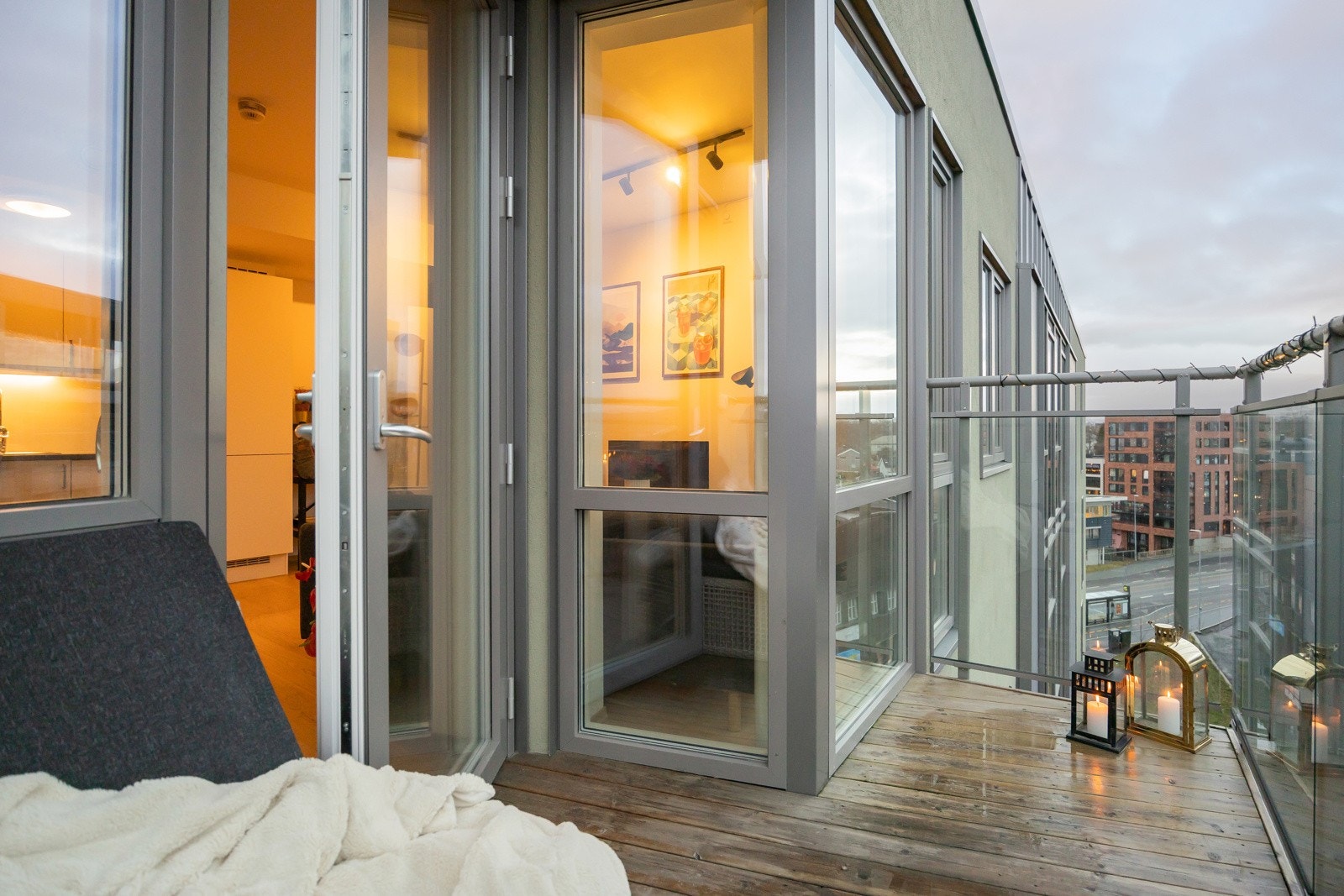 Fra stua er det utgang til privat balkong på 5 kvm. Galleribilde