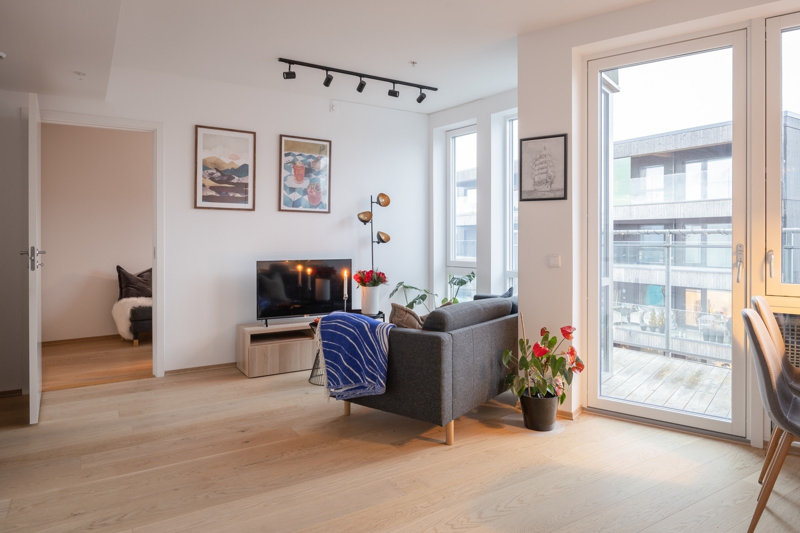 Leiligheten innahar moderne fasiliteter som fjernvarme, balansert ventilasjon og heis, samt enstavs eikeparkett og slette vegg- og gulvflater. Galleribilde