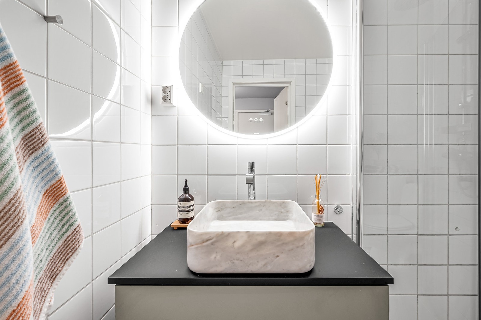 Påkostet servant av ekte italiensk Carraramarmor! Galleribilde