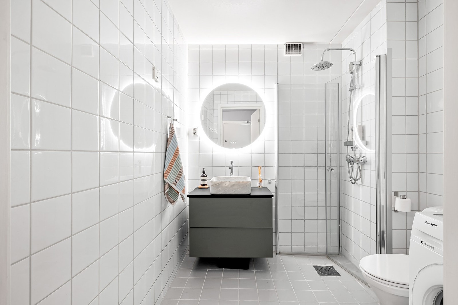 Romslig, flislagt bad med varmekabler i gulv. Baderomsinnredningen ble montert i 2022. Galleribilde