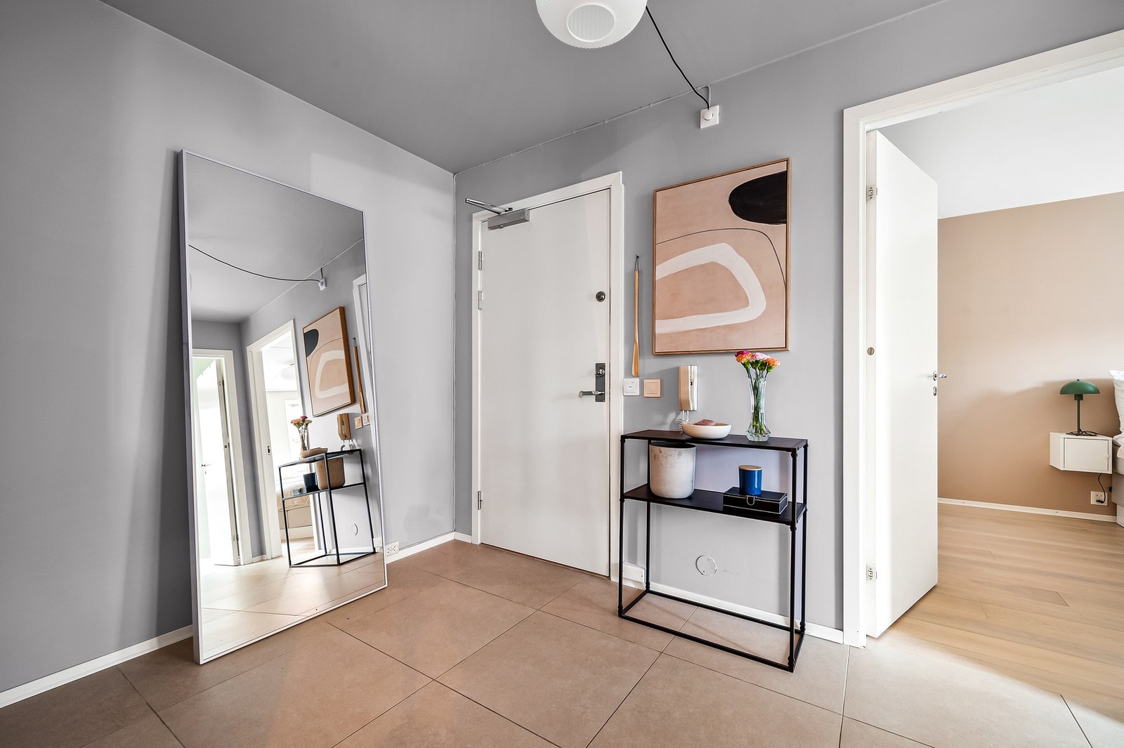 Stor, flislagt entré med varmekabler i gulv. Galleribilde