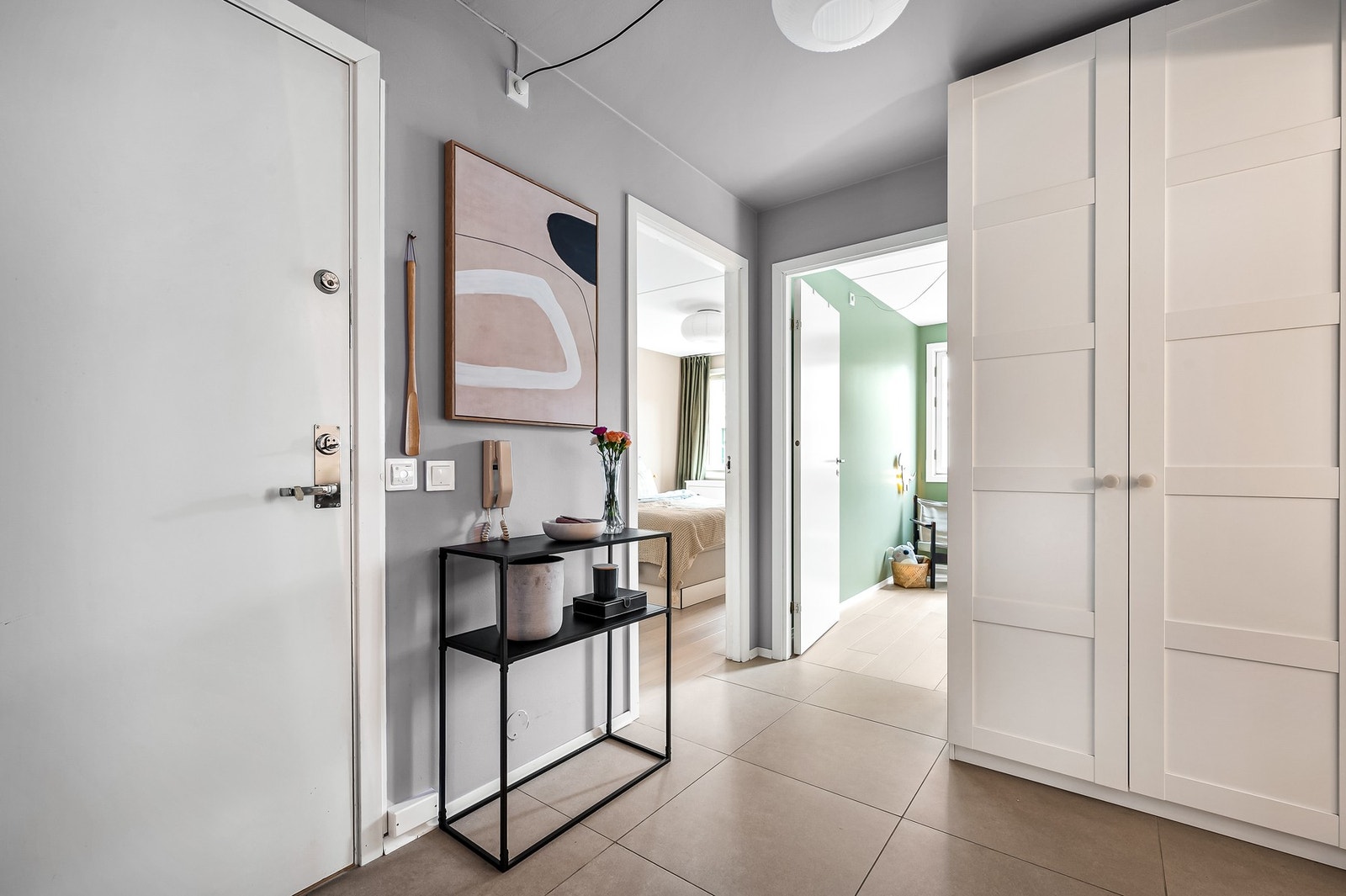 God plass til oppbevaring av sko- og ytterbekledning i entré. Galleribilde