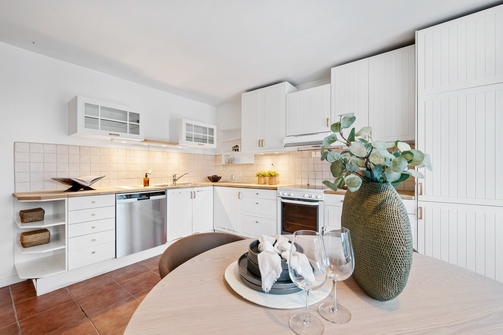 Videre er det utstyrt med nyere kjøl/fryseskap og oppvaskmaskin, komfyr og komfyrvakt. Ventilasjonen er ivaretatt med en kjøkkenventilator med kullfilter fra 2024. Galleribilde