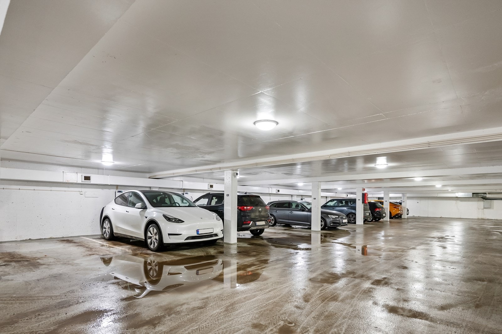 Til leiligheten medfølger garasjeplass nr. 45 i felles parkeringsanlegg i Hovseterveien 70. Leilighet disponerer i tillegg to oblater til gjesteparkering. Galleribilde