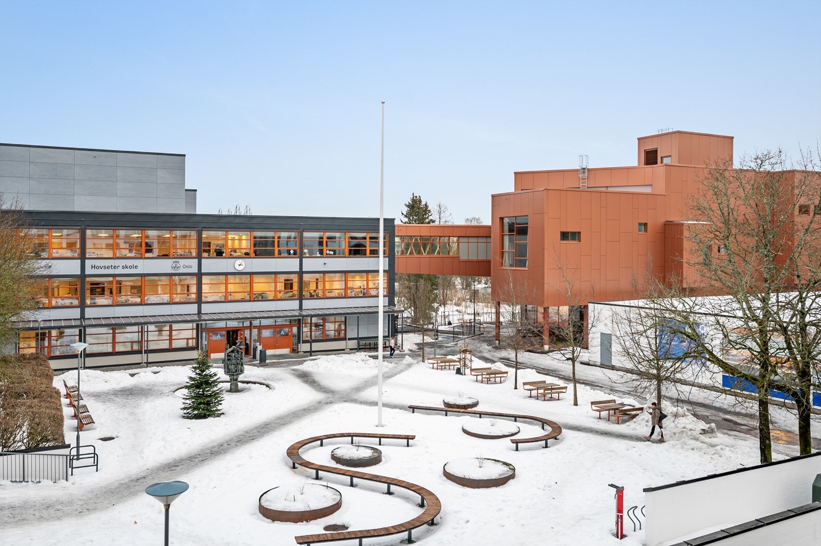 Hovseter skole har nylig gjennomgått rehabilitering av eksisterende skole, etablering av nytt skolebygg, samt en vesentlig oppgradering og utvidelse av uteområde. Galleribilde