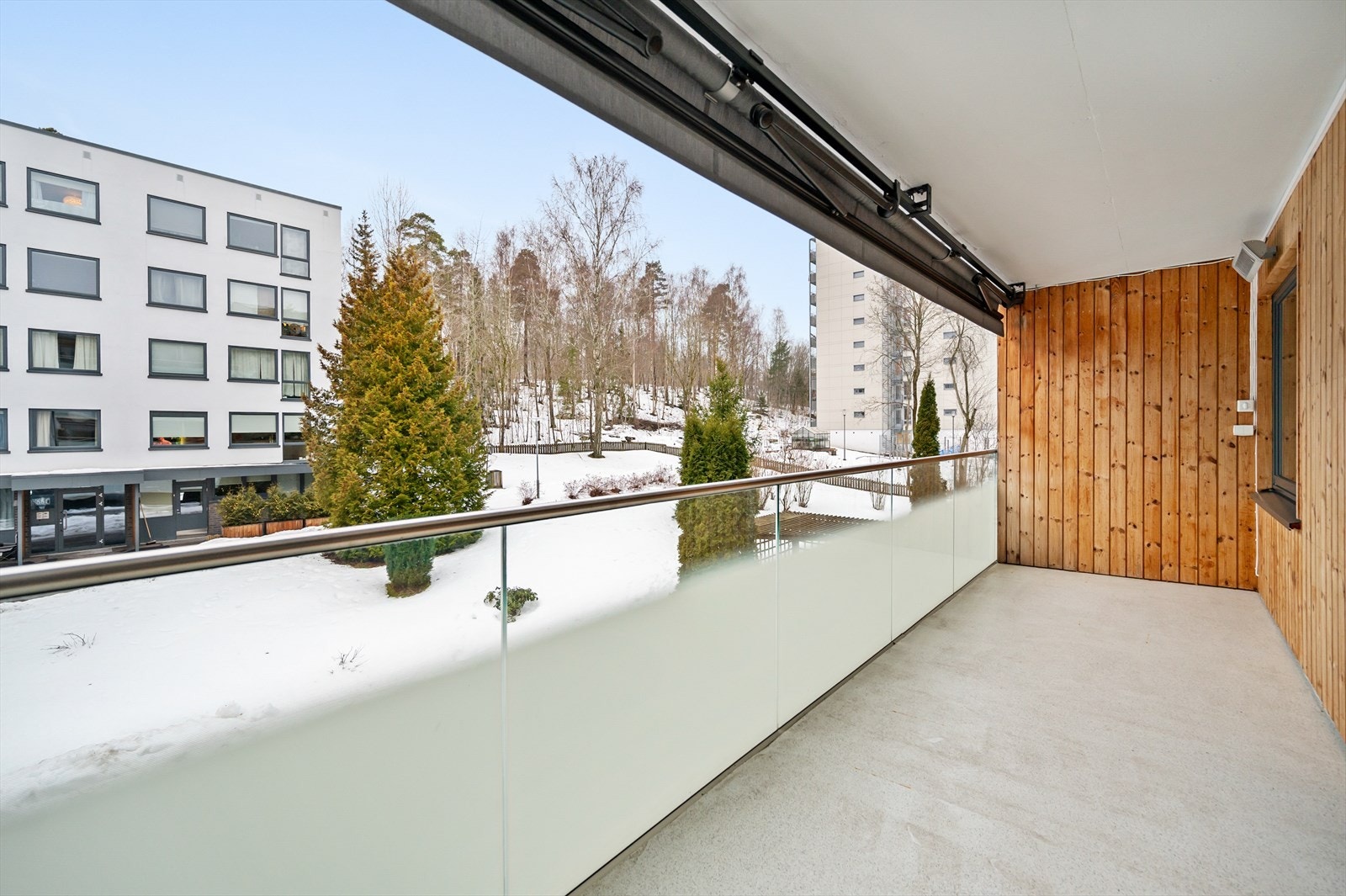 En lys og gjennomgående 3-roms med fin beliggenhet i byggets 2.etg. Galleribilde