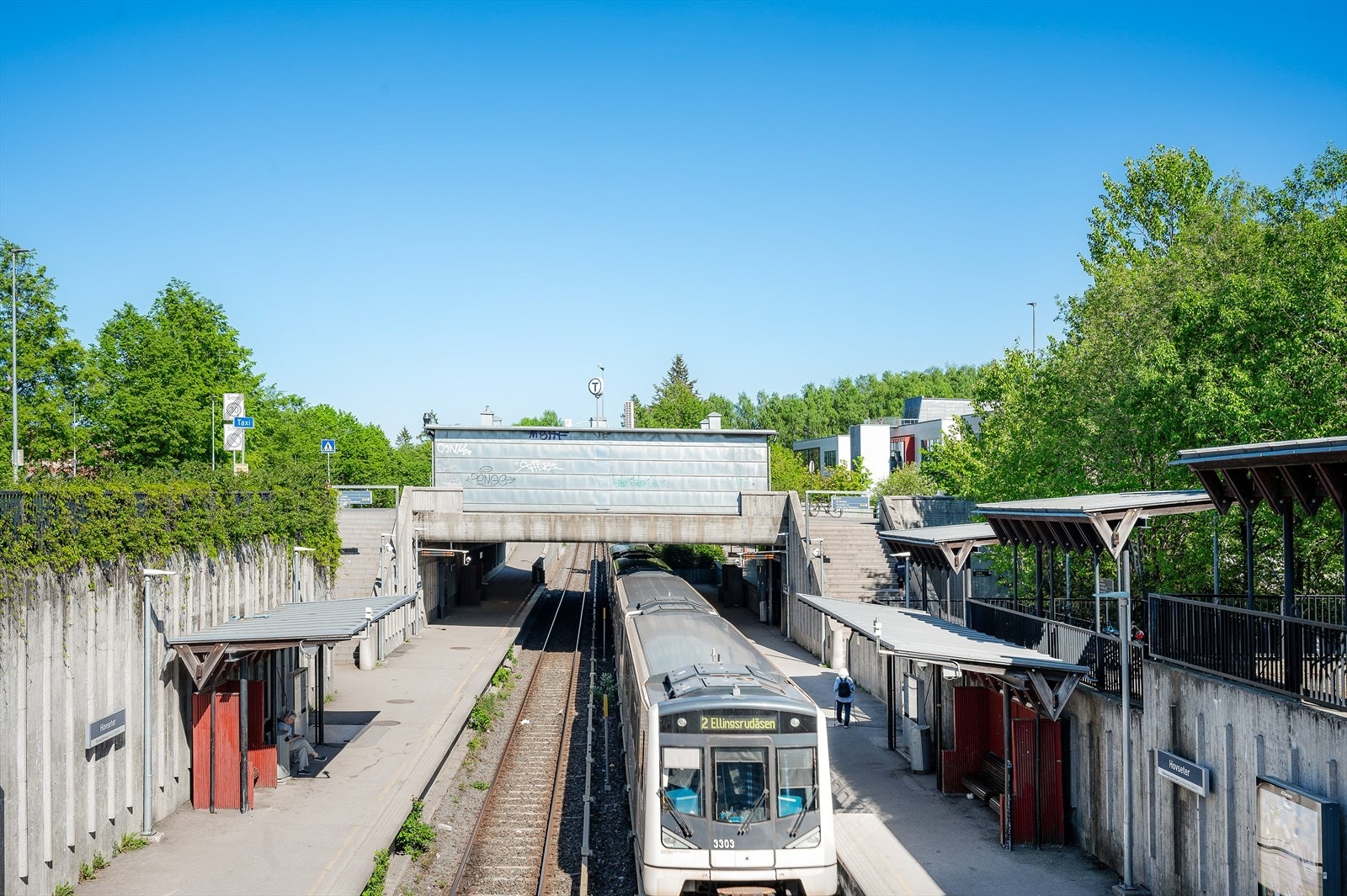 Hovseter T-bane beliggende ca. 450 meter unna boligen, hvor bane nr. 2 tar deg til sentrum på ca. 10 minutter. Galleribilde
