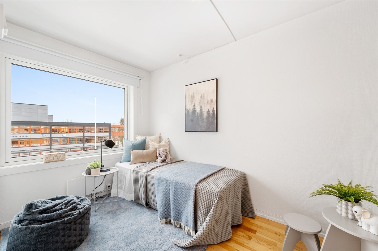 Begge soverommene har store vinduer som slipper inn mye naturlig lys og skaper en behagelig atmosfære. Galleribilde