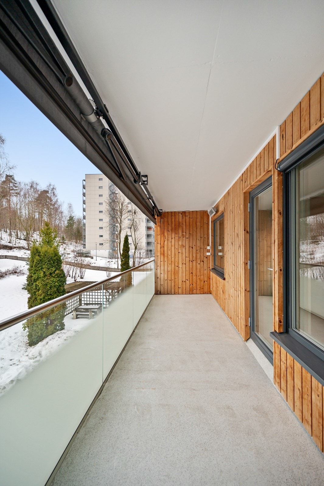 Det er montert utvendig screens og markiser på vinduer på balkongsiden, samt terrassevarmer. Galleribilde