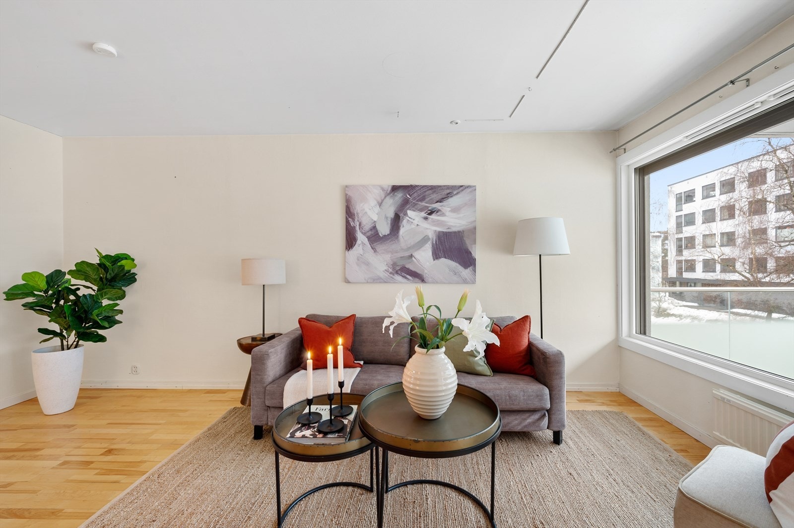 Den romslige stuen er et naturlig samlingspunkt i boligen, med god plass til både sofagruppe og spisebord. Galleribilde