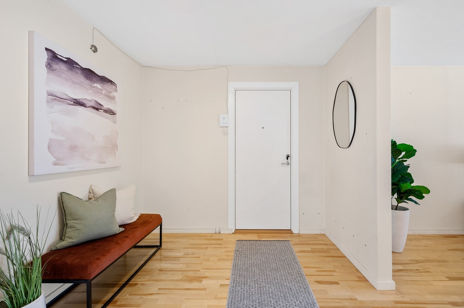 Boligen har en innbydende entré med mulighet for skap, som gir god oppbevaringsplass og en ryddig inngang til hjemmet. Galleribilde