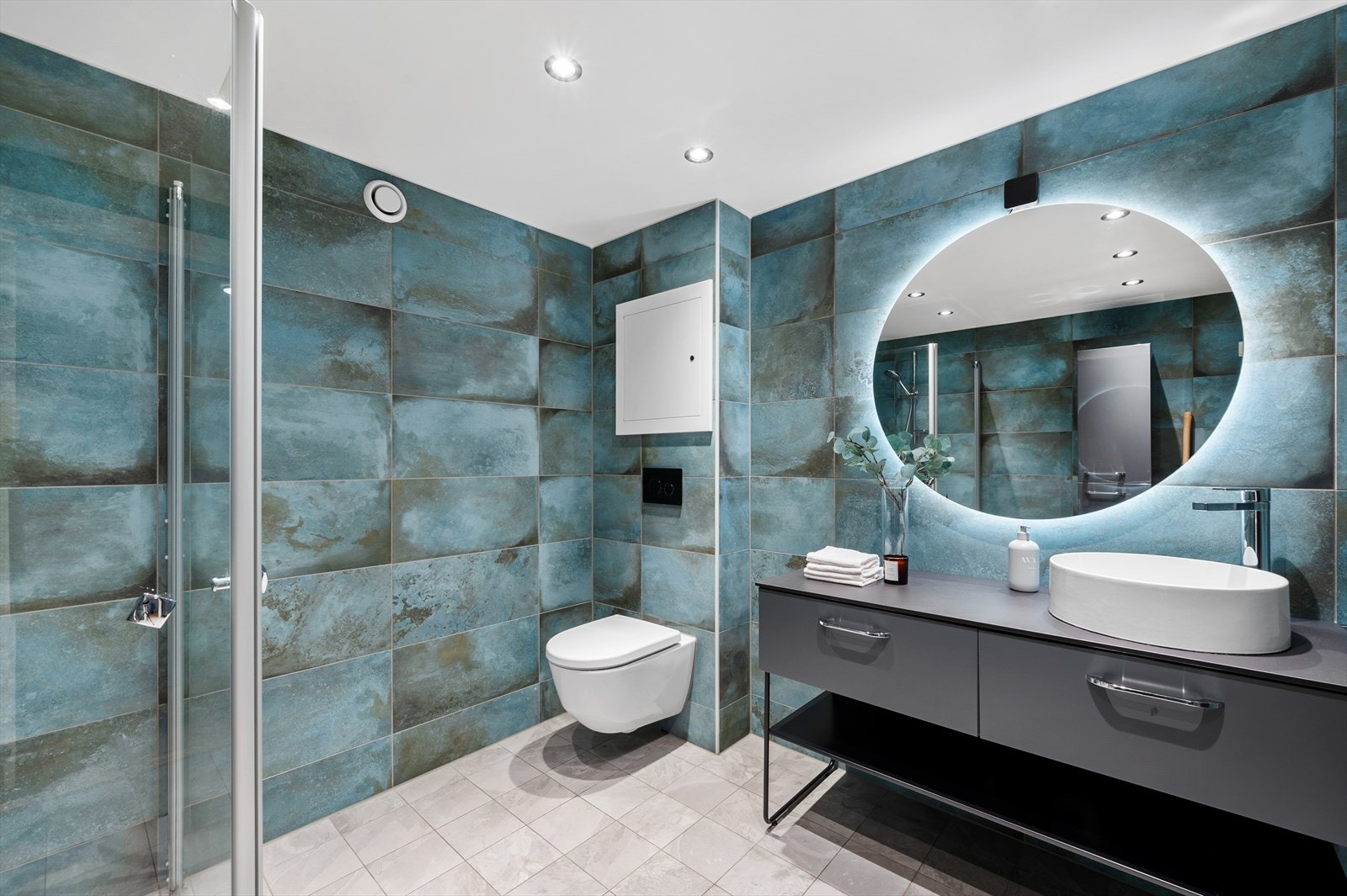 Badet fra 2018 er moderne og funksjonelt, med flislagte vegger og gulv. Galleribilde