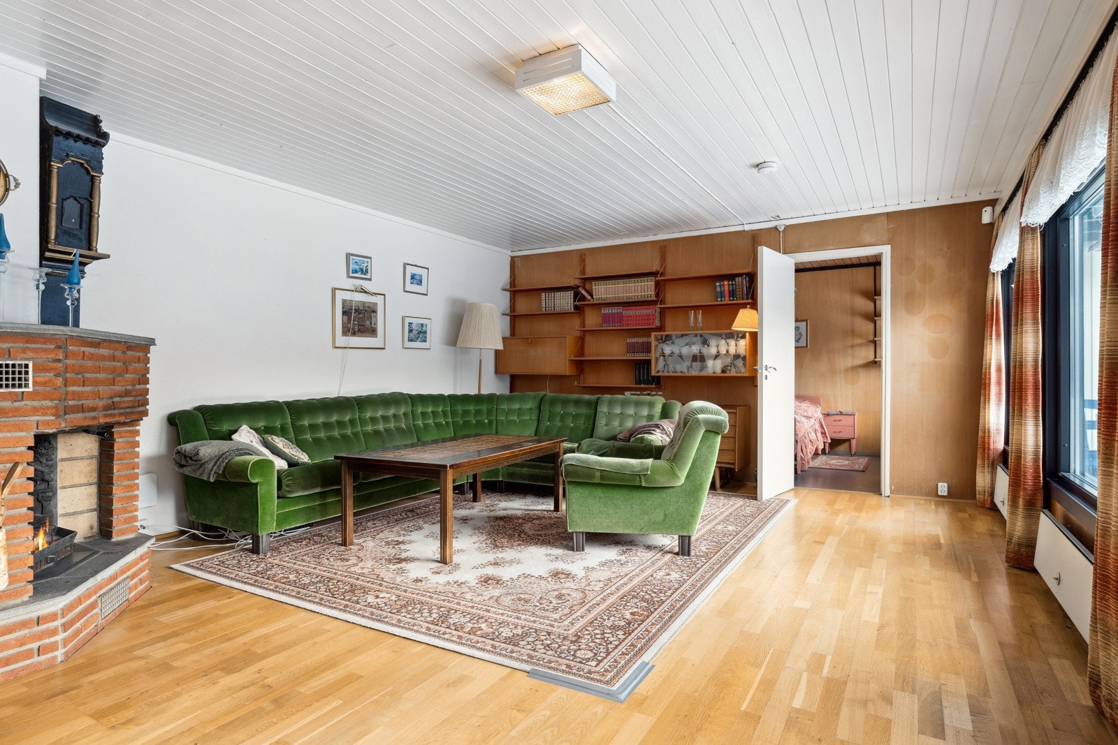 I stuen er det god plass til sittegruppe. Galleribilde