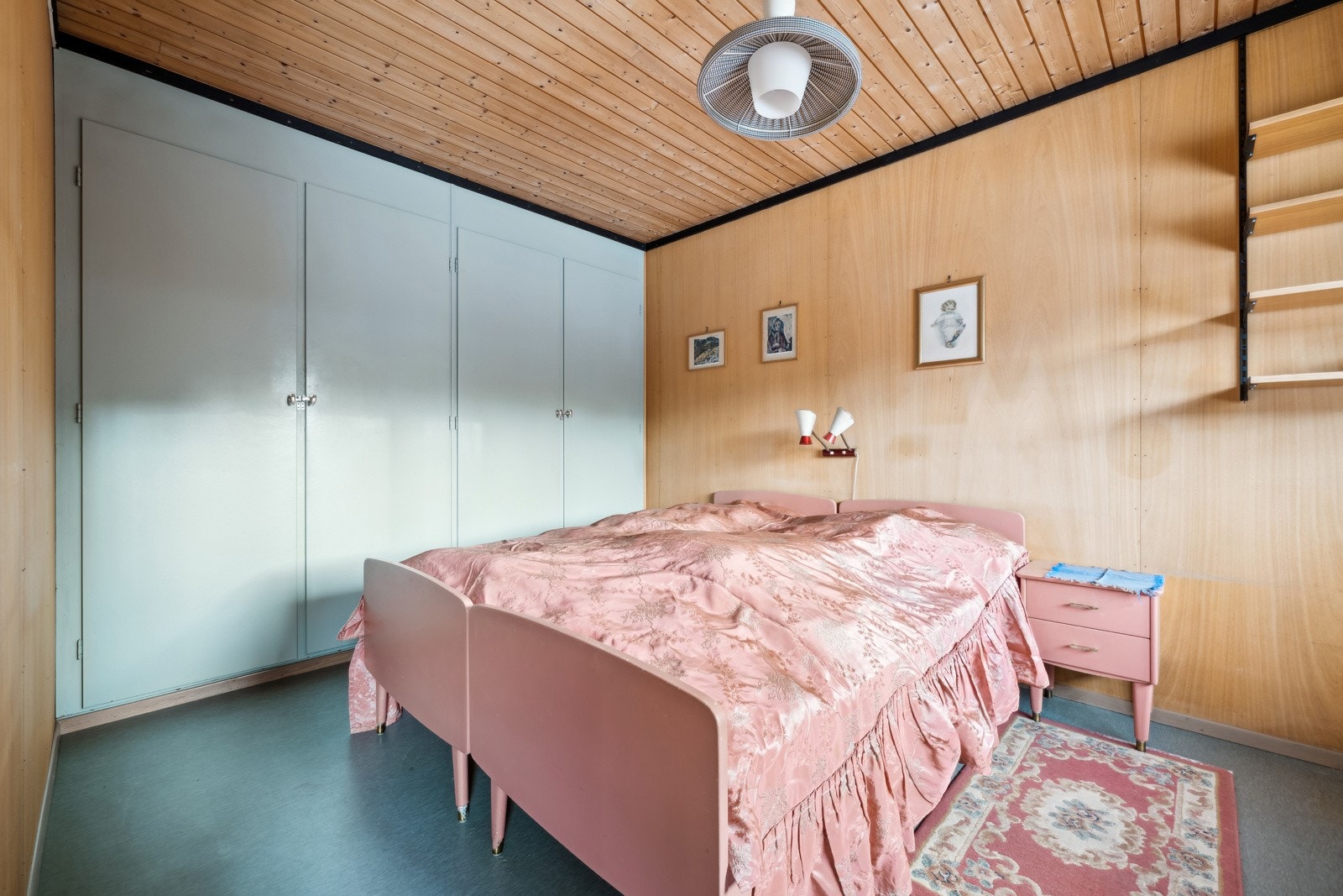 Boligen har tre soverom av god størrelse. Hovedsoverommet med plass til dobbeltseng. Plassbygd garderobeskap med god lagringsplass. Galleribilde