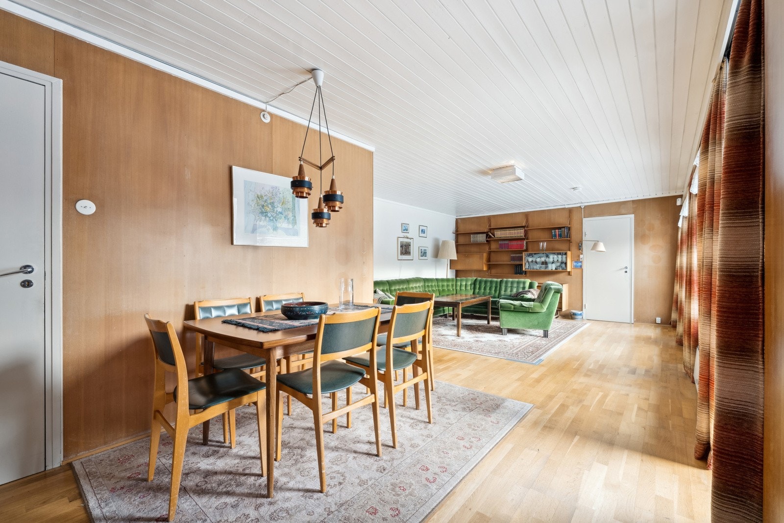 Huset har en sosial og fin planløsning. Delvis åpent mellom kjøkken, spisestue og stue. Galleribilde