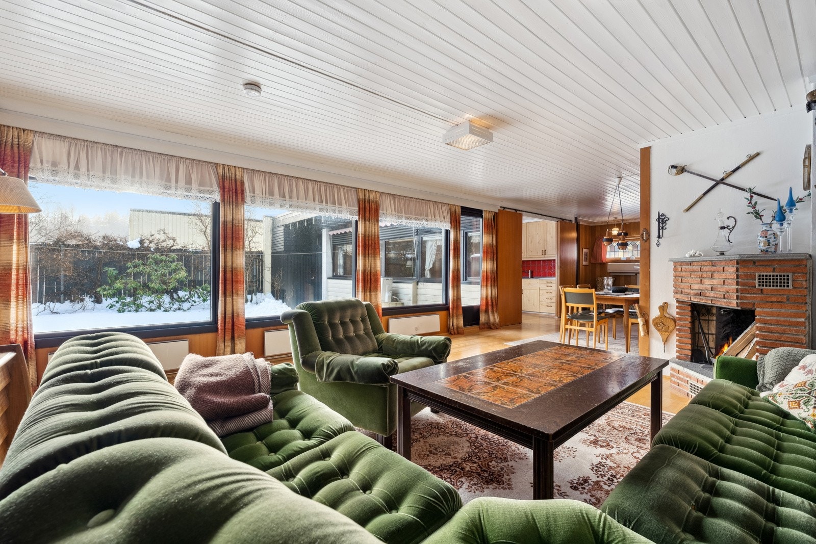 I stuen har du en vindusvegg ut mot atrium som gir deg en fantastisk romfølelse både på dag-og kveldstid. Galleribilde