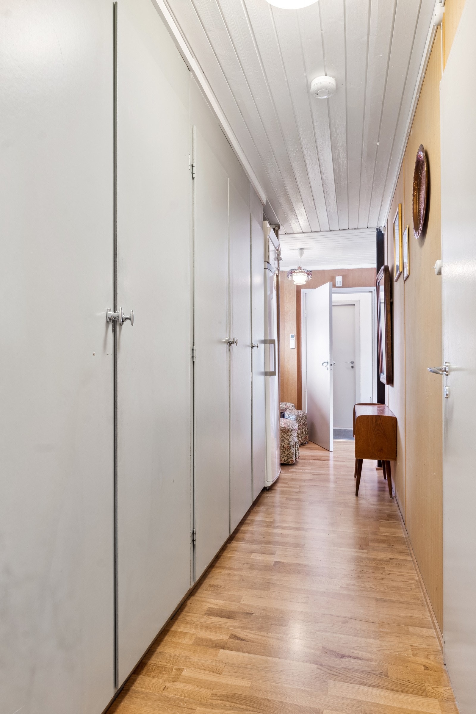 I gangen inn til de minste soverommene er det plassbygd skap for ekstra oppbevaring. Galleribilde
