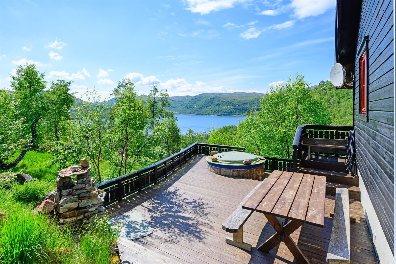 Eiendommen har gode solforhold. Badestamp på terrassen. Galleribilde
