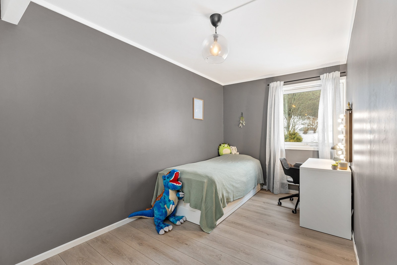 Boligens andre soverom er i dag benyttet som barnerom, med god plass til seng, nattbord og annet ønskelig møblement. Galleribilde
