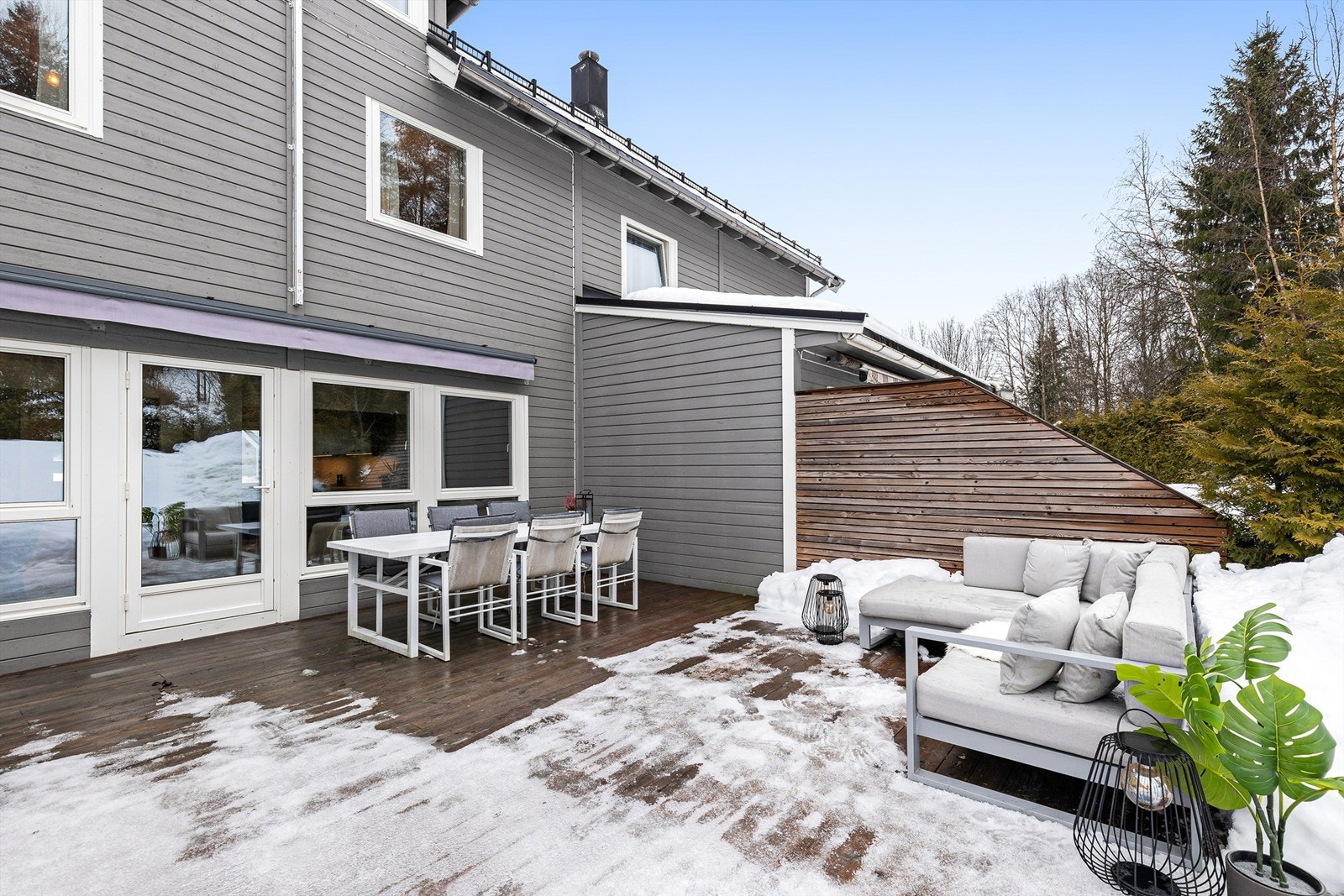 På sommerstid oppleves terrassen som en naturlig og fin forlengelse av stuen. Galleribilde