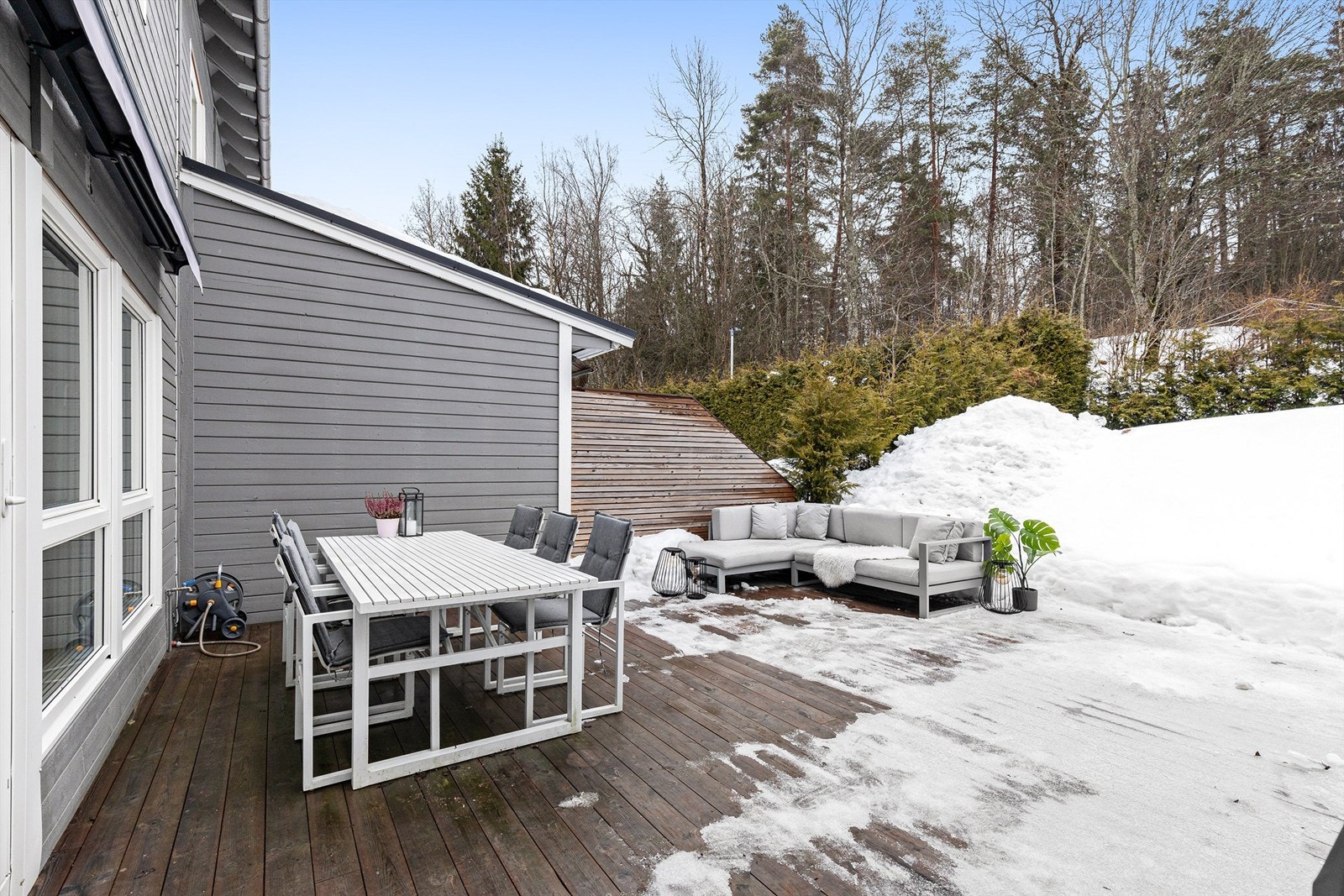 Her er det god plass til å innrede med ønsket utemøblement og nyte årets varmere dager på en privat og skjermet uteplass. Galleribilde