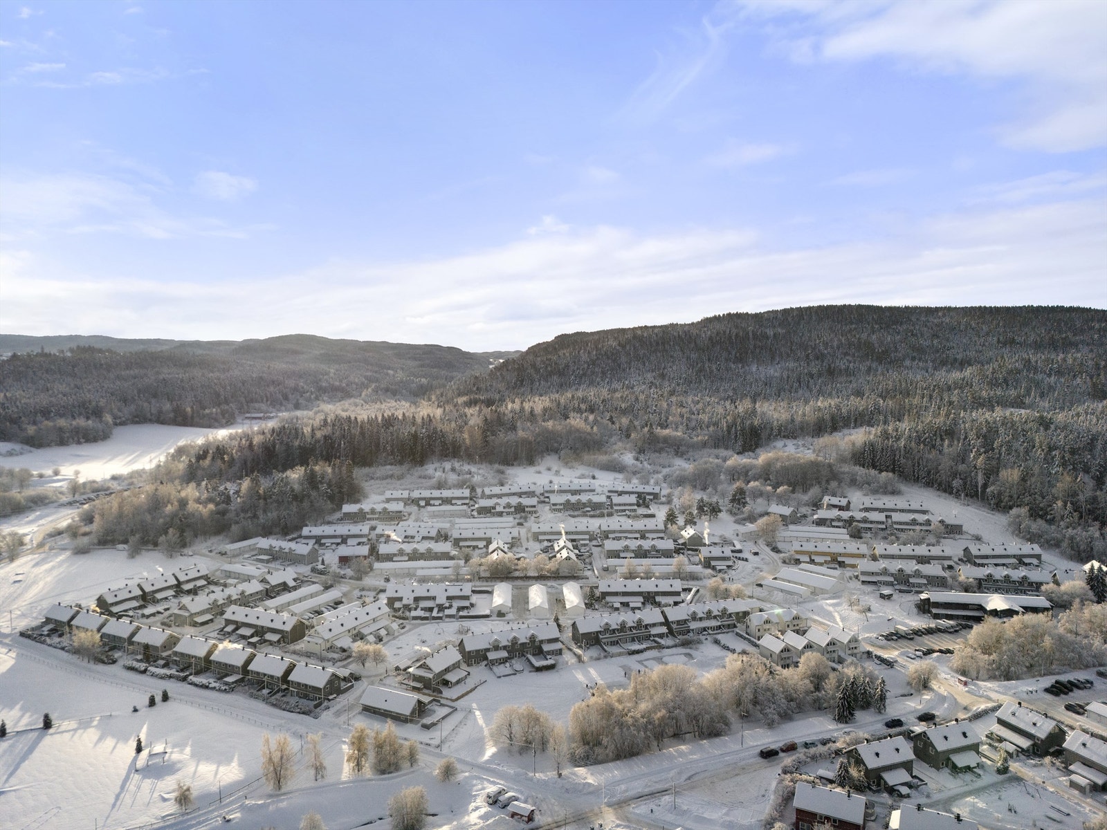 Her bor man i trygge og barnevennlige omgivelser med både barnehage, fotballbane og Østmarka som nærmeste nabo! Galleribilde