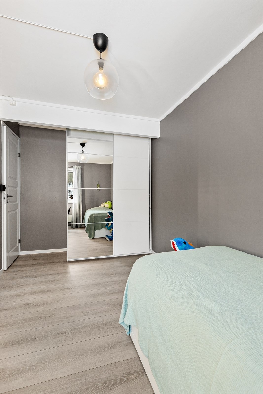 Her er det også godt med oppbevaringsplass i en skyvedørsgarderobe med speil. Galleribilde