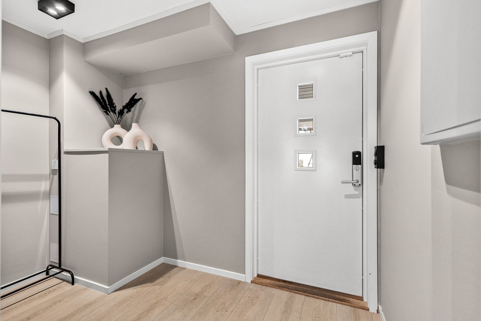 Velkommen inn i boligen! Entréen er innbydende og lys, med god plass til oppbevaring av yttertøy og sko! Galleribilde