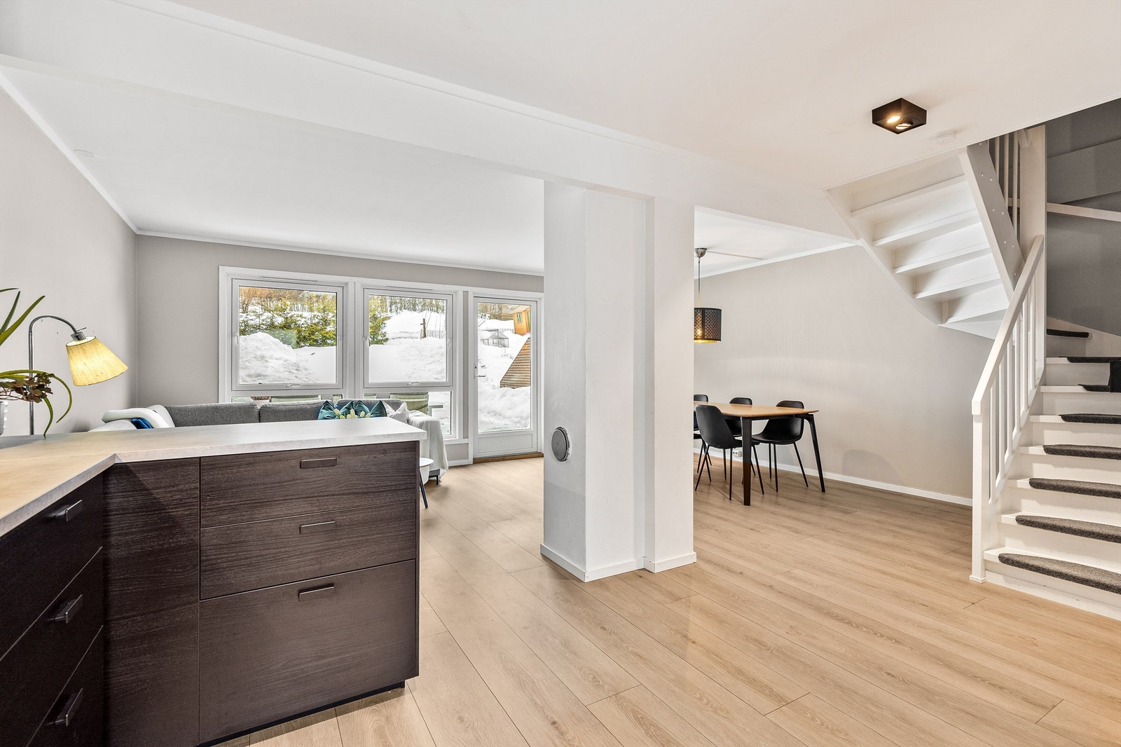 Den åpne løsningen gir et stort oppholdsrom med flere ulike innredningsmuligheter. Galleribilde