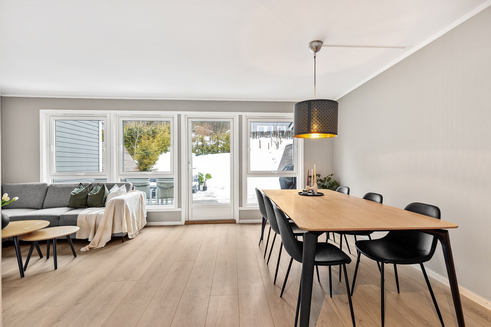 De store vindusflatene brer seg over nesten hele veggflaten, og her er også utgangen til den store terrassen på hele 40 kvm. Galleribilde