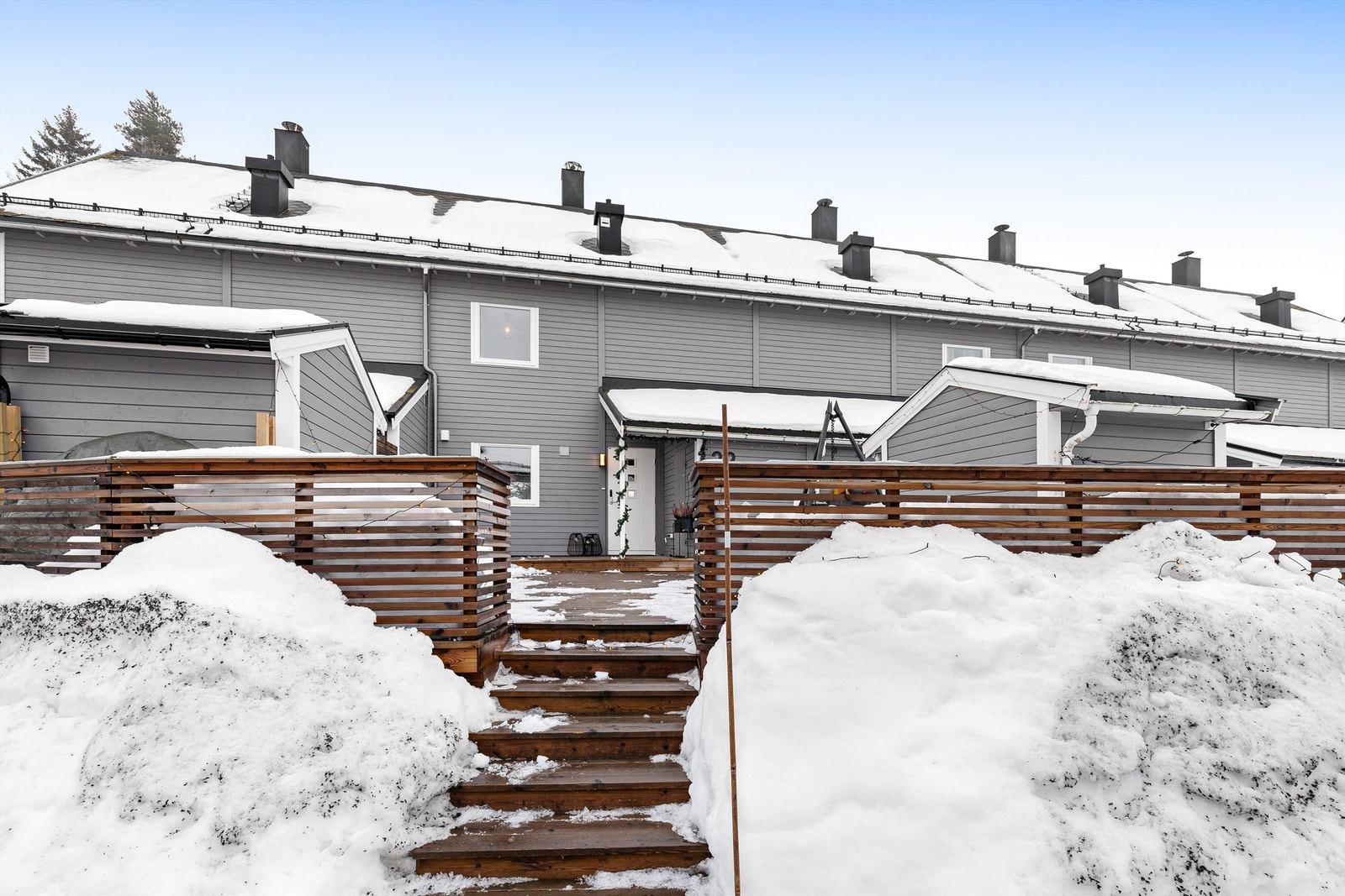 Inngangspartiet er innbydende og romslig med en terrasseplatting fra 2020 på hele 50 m². Galleribilde