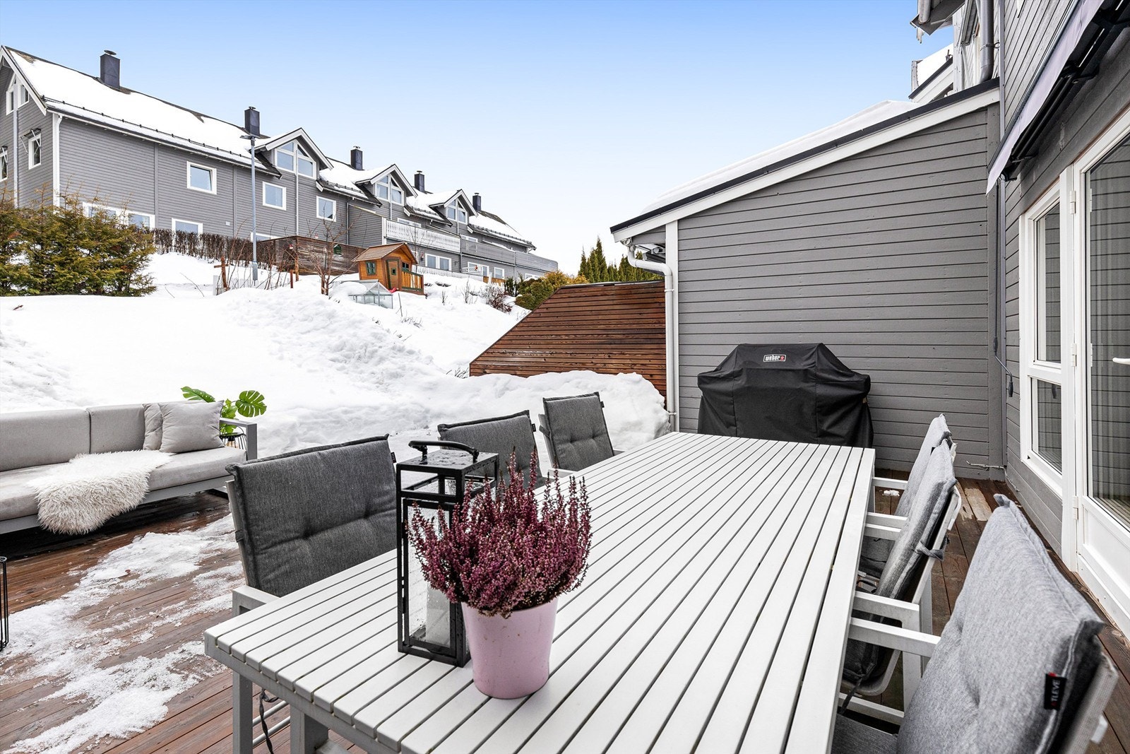 Med grill ute kan man enkelt grille både på sommers- og vinterstid. Galleribilde