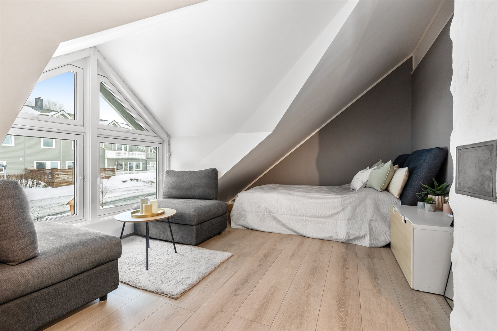 I loftetasjen er det enda et soverom av svært god størrelse, som brer seg over hele den øverste etasjen. Galleribilde