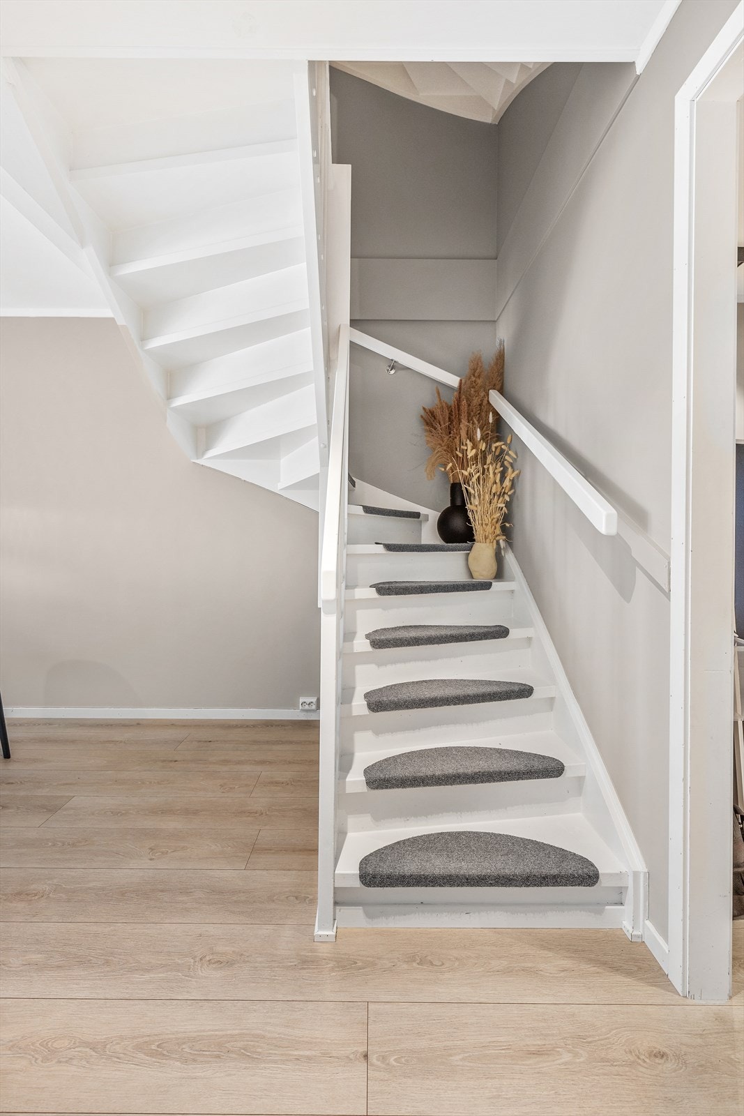 Fra entréen/stuen går trappen opp til 2. etasje. Galleribilde