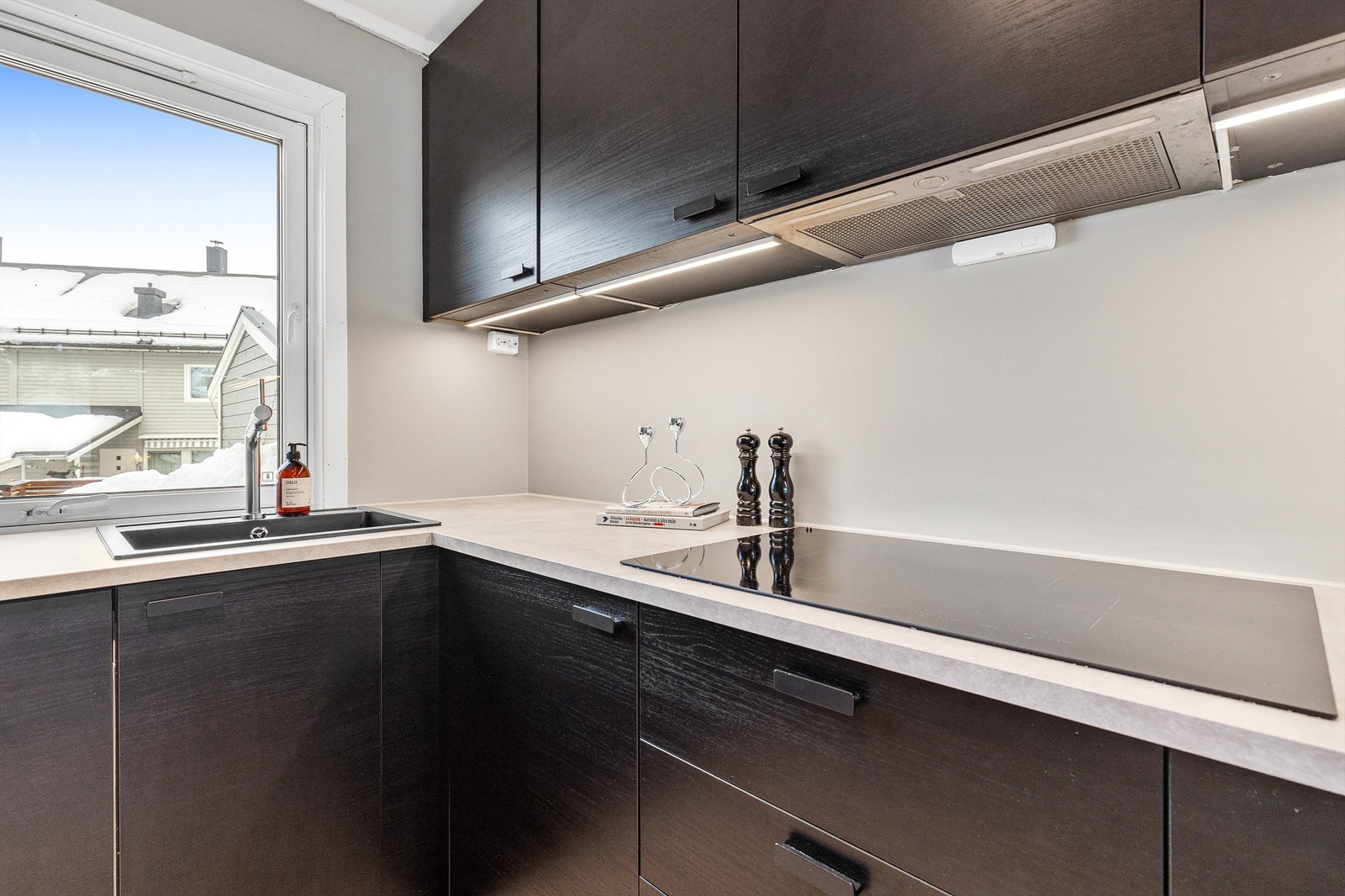 Den store benkeplassen gjør det enkelt å diske opp lekre retter til venner og familie. Galleribilde