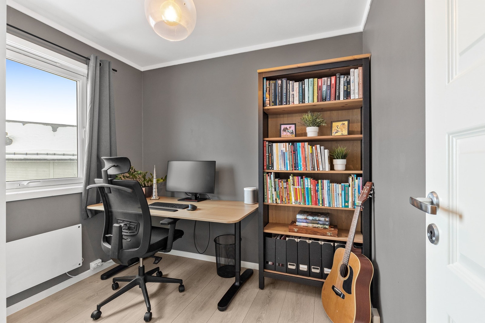 Boligens tredje soverom passer også ypperlig som gjesterom, barnerom eller kontor. Galleribilde