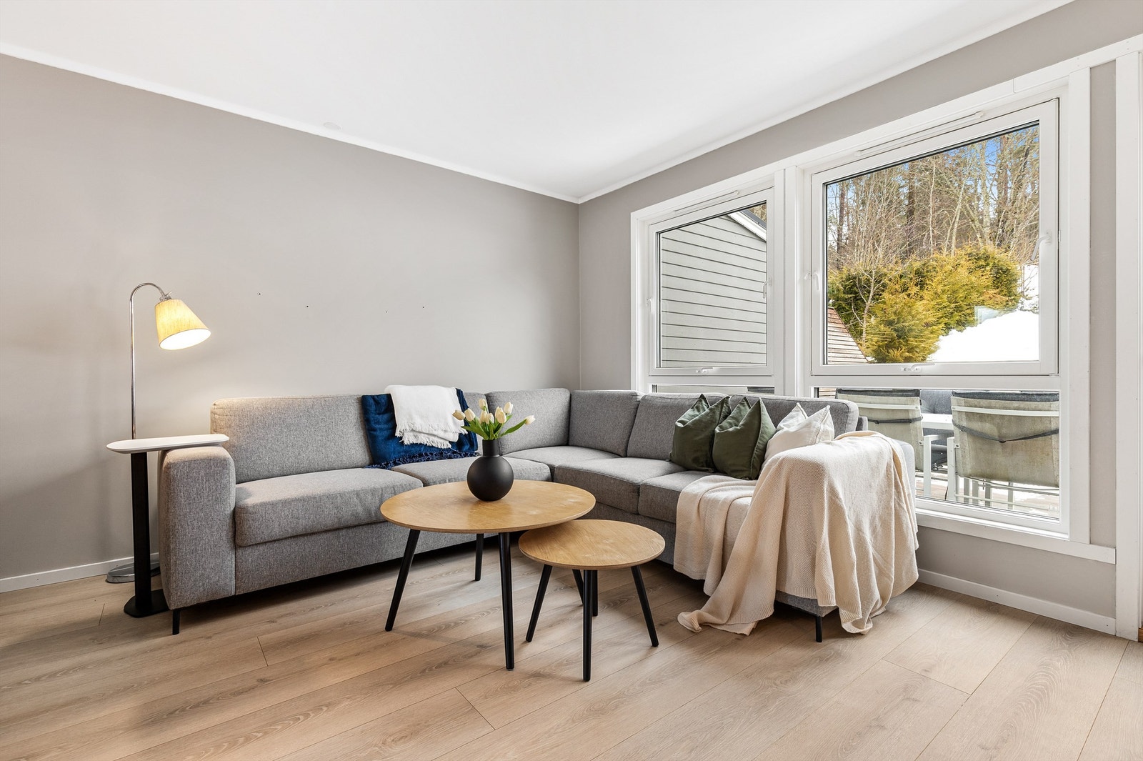 Det er god plass til å innrede med sofa med tilhørende salongbord, TV-seksjon og en spisegruppe. Galleribilde