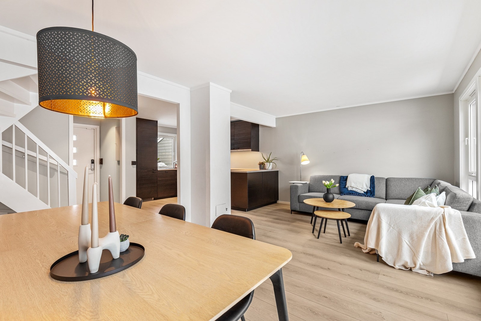 Boligens 1. etasje inneholder entré og stue/kjøkken, og her er stue og kjøkken-området bredt ut over nesten hele planet, med god plass til å innrede i ulike soner. Galleribilde