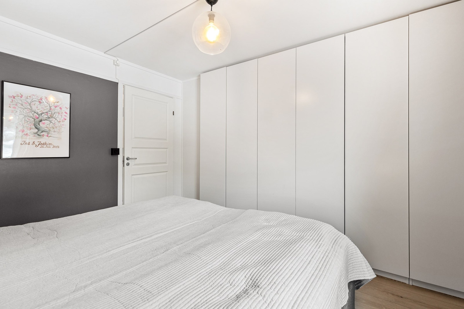 Det er også rikelig med oppbevaringsplass i et romslig garderobeskap som går langs hele veggen. Galleribilde