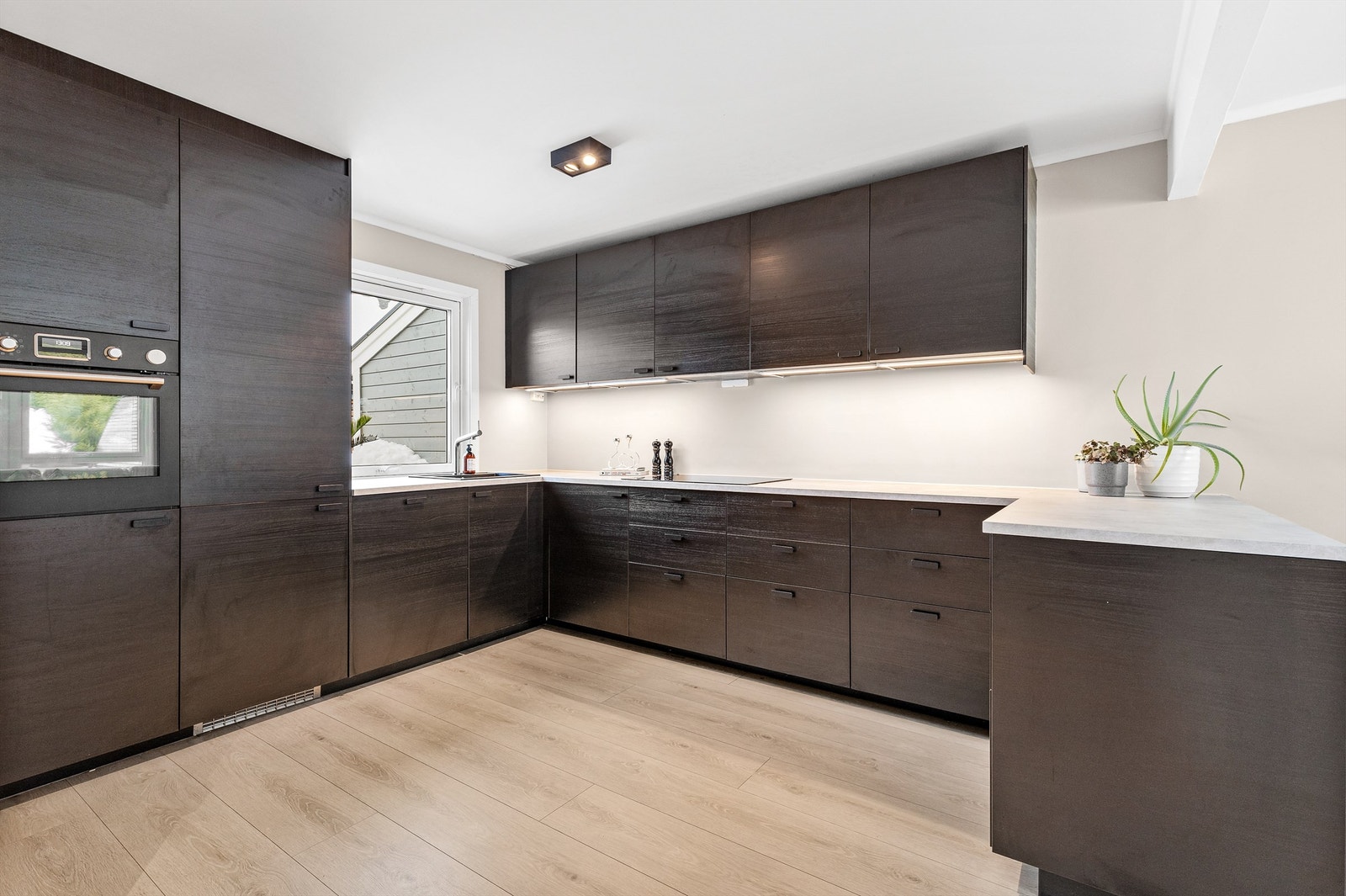 Kjøkkenet er for mange det viktigste rommet i boligen, og er her holdt i en sosial, åpen løsning mot stuen. Galleribilde