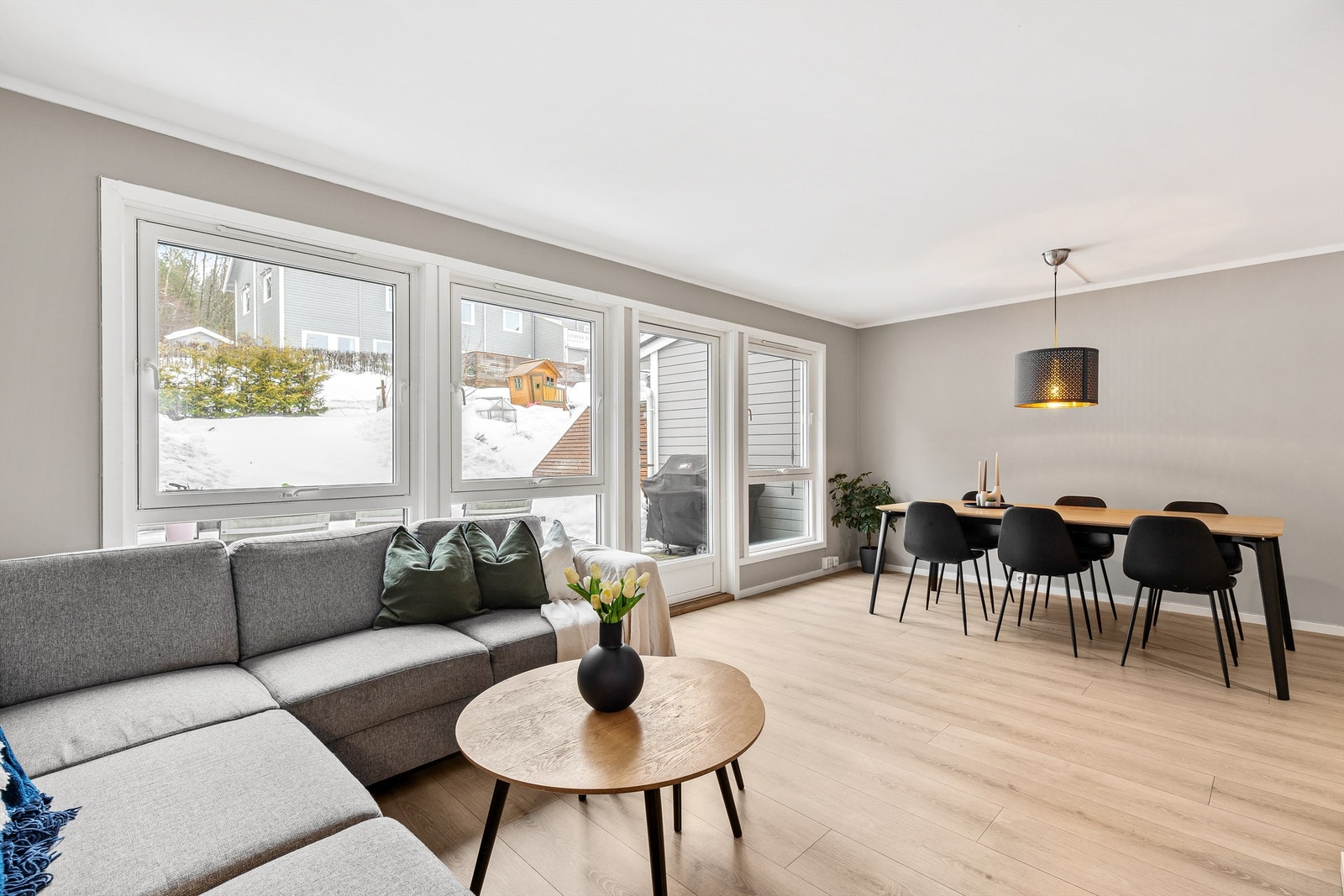 Et stort, familievennlig rekkehus på Ellingsrud over 3 romslige plan, med 4 soverom og en praktisk åpen stue/kjøkken-løsning. Galleribilde