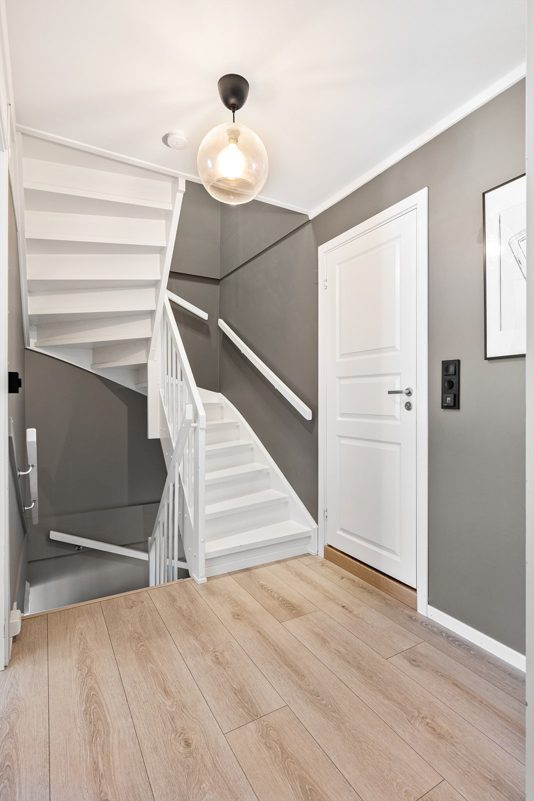 Fra gangen i 2. etasje går trappen opp til loftsetasjen. Galleribilde