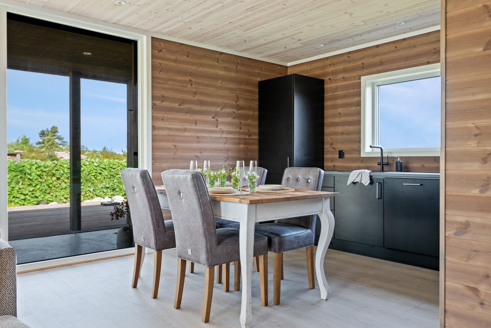 Det er skyvedør med utgang til den store og solrike terrassen Galleribilde