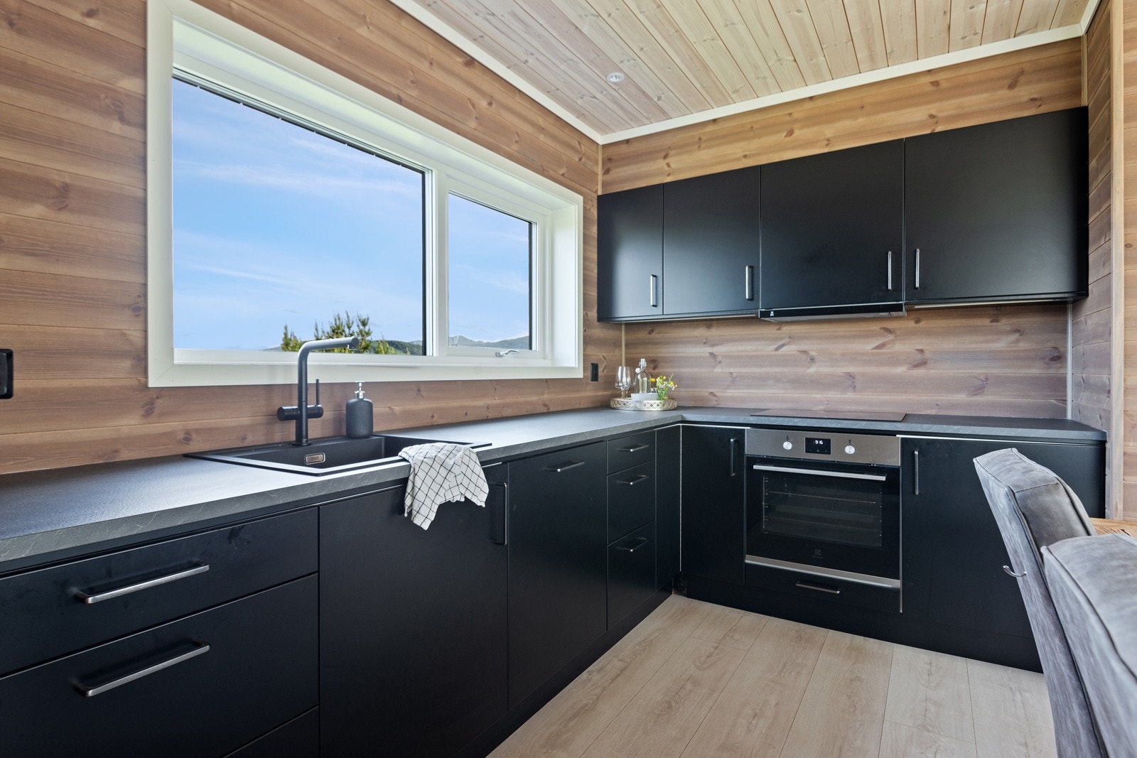 Nytt og moderne kjøken frå Sigdal med slette grå overflater og integrerte kvitevarer. Galleribilde